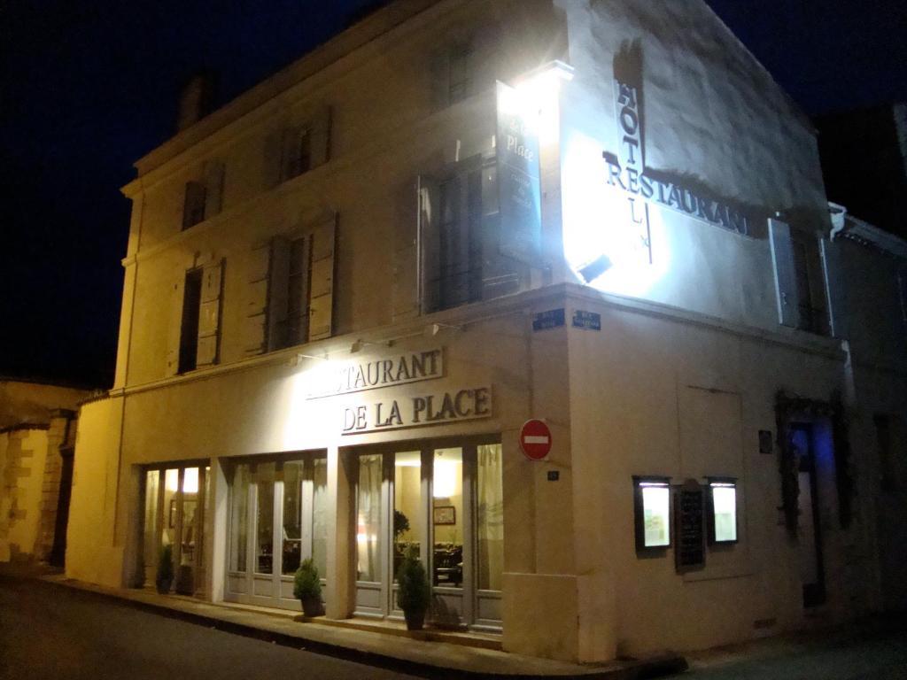 Hotel Restaurant De La Place Saint-Jean-dʼAngély エクステリア 写真